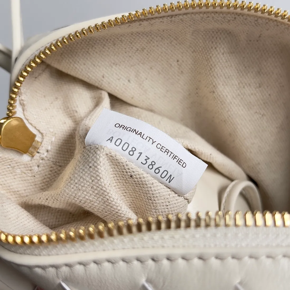 Batch 1360 BOTTEGA VENETA 2024 new loop is here! ! Many girls who like BV have owned the Loop bag. It has a simple appearance, classic weaving, and a compact and lightweight bag shape. This innovation continues the "camera bag" shape. Unlike the traditional Loop bag, which can only be worn as a crossbody bag, this innovation It can be carried by hand or cross-body, satisfying both the concave shape and daily needs. The oversized buckle can be folded and used as a handle. The sultry heat in summer ☀️ usually reduces people's desires. Having a lightweight bag will greatly enhance the happiness of traveling🫧 Style number: 796615 Size: 19*12*9cm